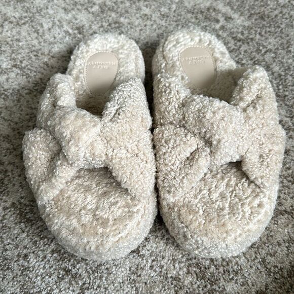 Abercrombie & Fitch Cream Sherpa Slippers 10 - Picture 1 of 5